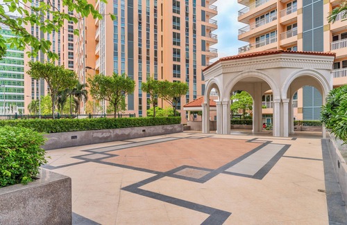 Pinagsama Condominio | Luxe Suite With 180 Stunning City Views