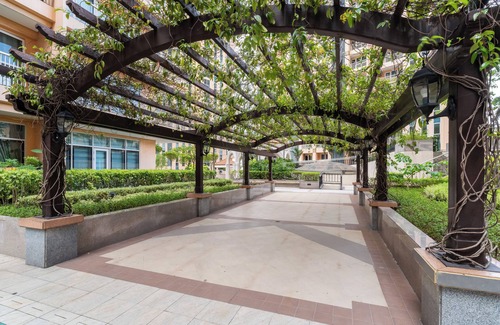 Pinagsama Condominio | Luxe Suite With 180 Stunning City Views