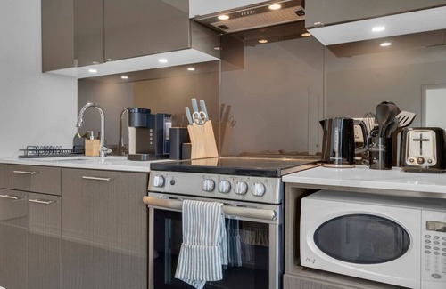 Garden District Hotel | Luxe Suites - Eaton Centre / Dundas Square