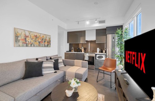 Garden District Hotel | Luxe Suites - Eaton Centre / Dundas Square