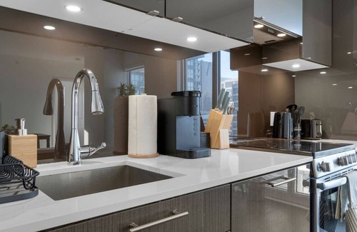 Garden District Hotel | Luxe Suites - Eaton Centre / Dundas Square