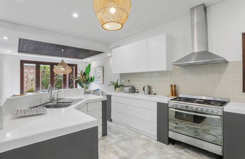 Thirroul Casa | LUXE THIRROUL RESORT HOME, POOL, SPA, HOME THEATER ROOM SLEEPS 12