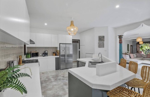 Thirroul Casa | LUXE THIRROUL RESORT HOME, POOL, SPA, HOME THEATER ROOM SLEEPS 12