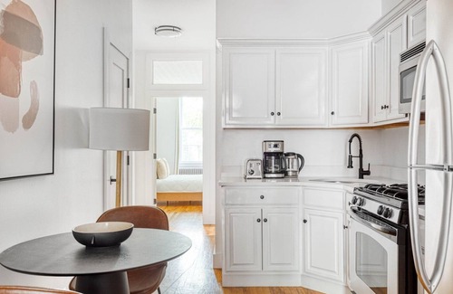 Greenpoint Apartamento | Luxe UES 2BR w/ W/D & Elevator, near Bloomingdales, by Blueground