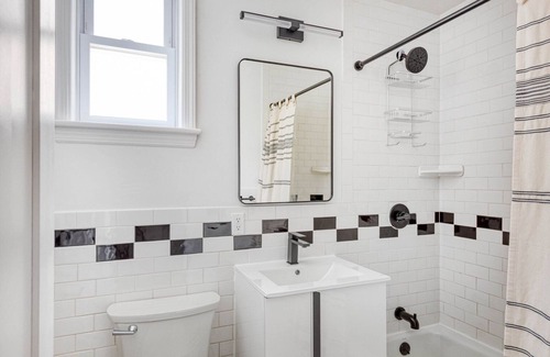 Greenpoint Apartamento | Luxe UES 2BR w/ W/D & Elevator, near Bloomingdales, by Blueground