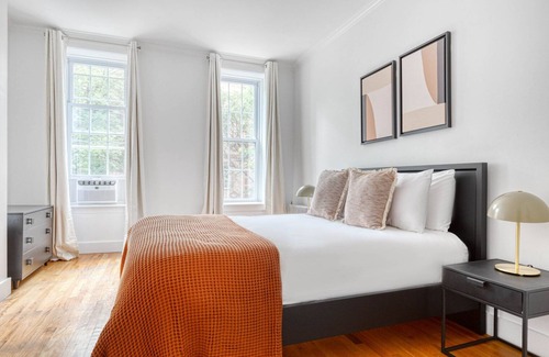 Greenpoint Apartamento | Luxe UES 2BR w/ W/D & Elevator, near Bloomingdales, by Blueground