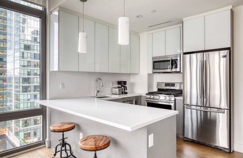 Hunters Point Apartamento | Luxe UES 2BR w/ W/D & Elevator, near Bloomingdales, by Blueground