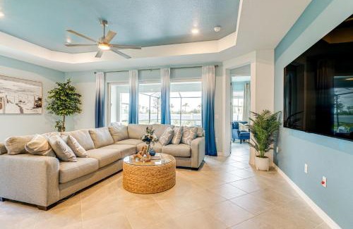 Venice Casa | Luxe Venice Gem with Outdoor Pool and Hot Tub