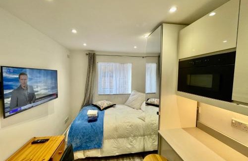 North Greenford Casa | Luxe Villa, 6 En-suite Bedrooms - West London - Wembley Stadium 5KM away