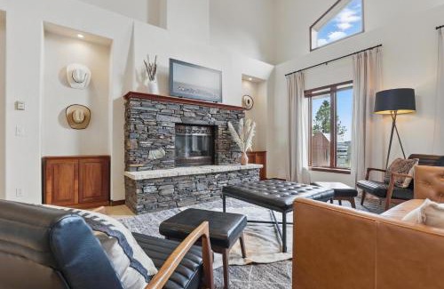 Colonial Pine Hills Casa | Luxe Villa Expansive Yard Near Rapid City