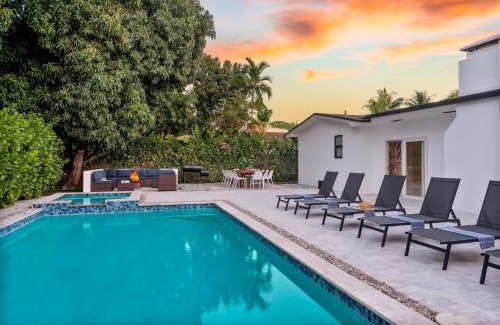 Golden Glades Casa | LUXE Villa Heated Pool Fire Pit GAMES