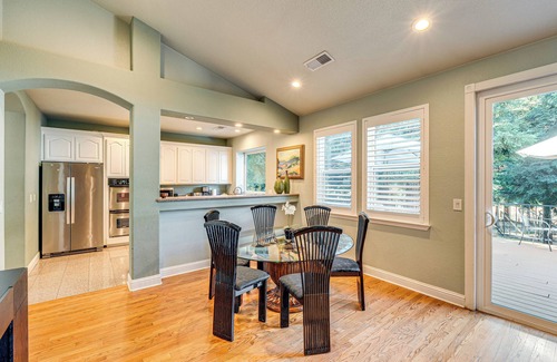 Loomis Casa | Luxe Vineyard Villa w/ Views & Fire Pit in Loomis!