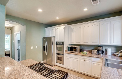 Loomis Casa | Luxe Vineyard Villa w/ Views & Fire Pit in Loomis!
