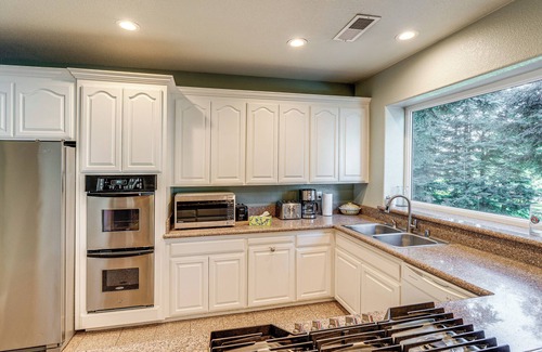 Loomis Casa | Luxe Vineyard Villa w/ Views & Fire Pit in Loomis!