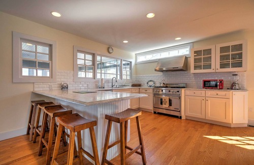 East Quogue Casa | Luxe East Quogue Waterfront Home w / Sandy Beach!