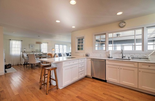 East Quogue Casa | Luxe East Quogue Waterfront Home w / Sandy Beach!