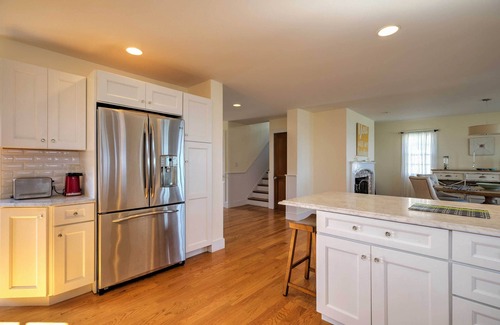East Quogue Casa | Luxe East Quogue Waterfront Home w / Sandy Beach!