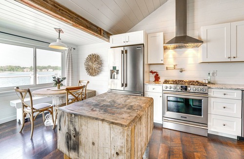 Lake Fenton Casa | Luxe Waterfront Lake Fenton Home: Decks & Fire Pit