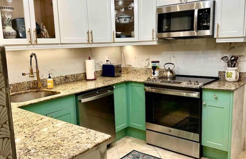 Hallandale Beach Casa | LUXE ZEN WATER King Heated Pool,Hot Spot