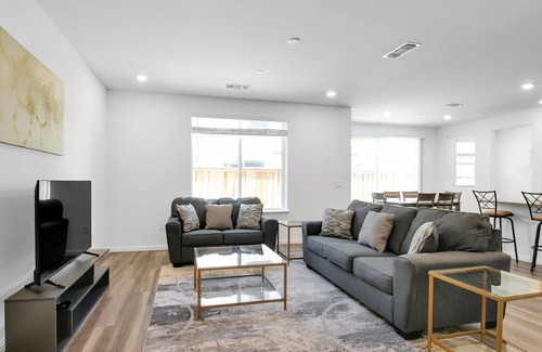 Brentwood Casa | LuxeAM4: Modern, Sleek 4BR, Brand New & Stylish