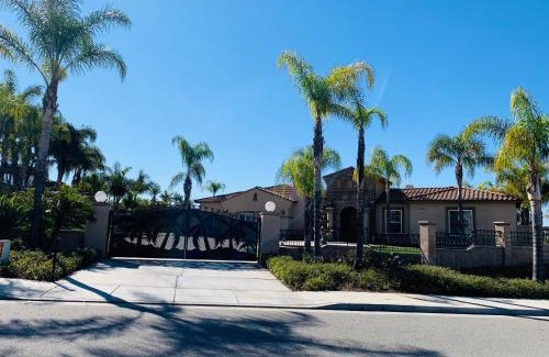 Alessandro Heights Casa | Luxhome Rooms in Mansion