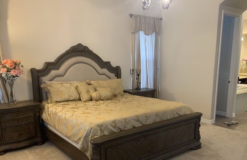 Alessandro Heights Casa | LuxHome Suite C: The luxurious Presidential Suite in a multi-unit-mansion