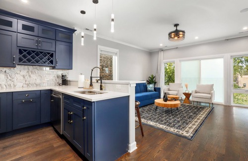 Grand Boulevard Casa | LuxHome up to 6 guests in Chicago; WiFi, AC, Heat, Security cams, Downtown 8mins