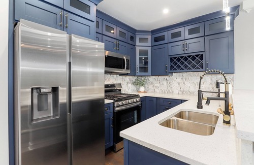 Grand Boulevard Casa | LuxHome up to 6 guests in Chicago; WiFi, AC, Heat, Security cams, Downtown 8mins