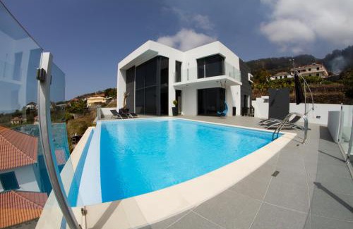 Arco da Calheta Casa | Luxo & Conforto