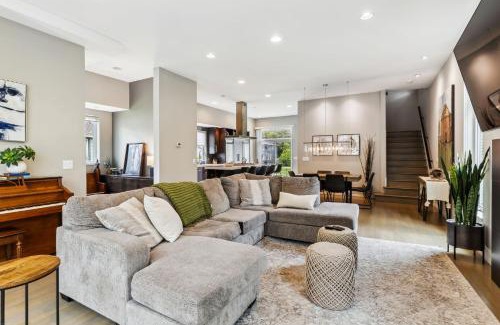 Tremont Casa | Luxuary Tremont Home - Movie Room, Pet & Baby Friendly
