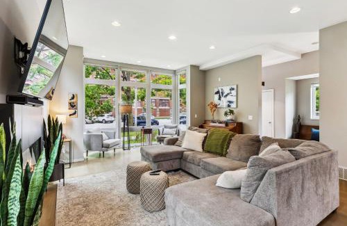 Tremont Casa | Luxuary Tremont Home - Movie Room, Pet & Baby Friendly