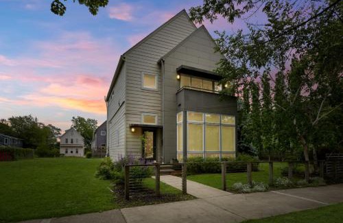 Tremont Casa | Luxuary Tremont Home - Movie Room, Pet & Baby Friendly