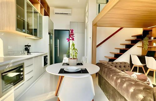 Hugo Lange Apartamento | Luxuoso Loft com Garagem, Ar cond. Jacuzzi e Wifi