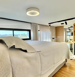 Hugo Lange Apartamento | Luxuoso Loft com Garagem, Ar cond. Jacuzzi e Wifi