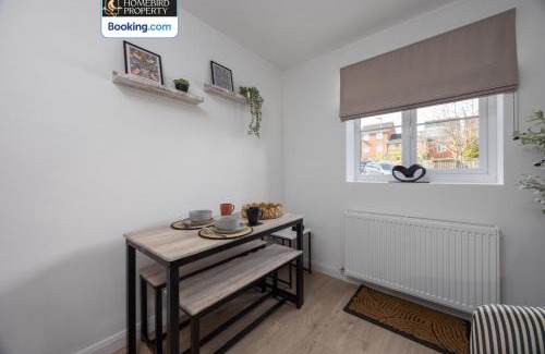 Leeds Casa | Luxuriou 5 Bedroom House By Homebird Property Management Short Lets & Serviced Accommodation Leeds With Private Parking & Free WiFi