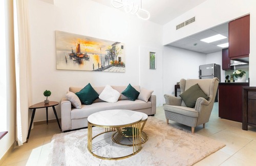 Al Sufouh 2 Apartamento | Luxurious 1-Bd Gem in JBR: Elegant & Compact Bliss