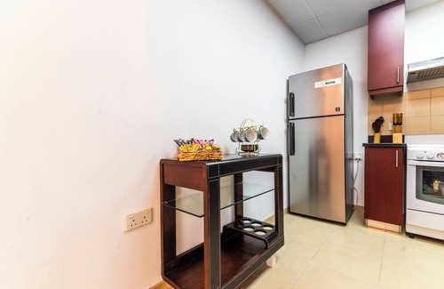Al Sufouh 2 Apartamento | Luxurious 1-Bd Gem in JBR: Elegant & Compact Bliss