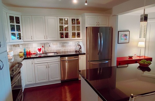 Lakeview Condominio | Luxurious, 1200 square foot, two bedroom condo