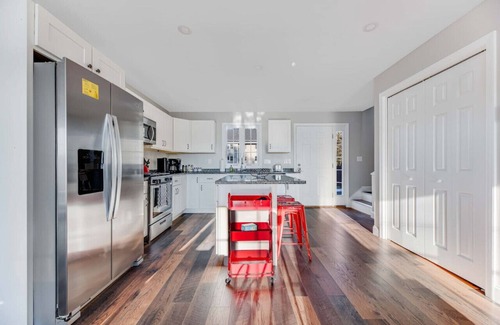 Old Orchard Beach Apartamento | Luxurious 2-BR Condo: King Bed w/ Workstation