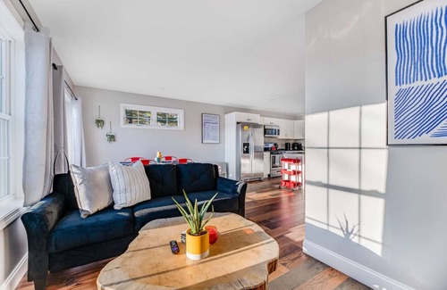 Old Orchard Beach Apartamento | Luxurious 2-BR Condo: King Bed w/ Workstation