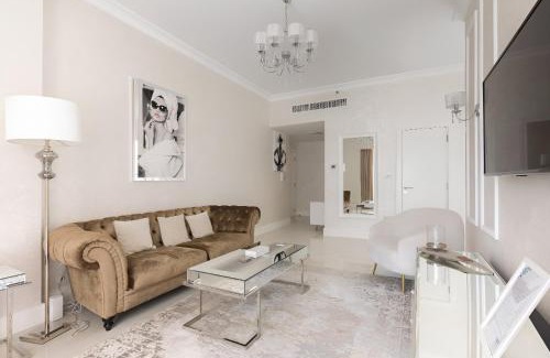 Jumeira 3 Apartamento | Luxurious 2-bd Gem In Jbr Elegant & Compact Bliss