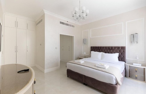 Jumeira 3 Apartamento | Luxurious 2-bd Gem In Jbr Elegant & Compact Bliss