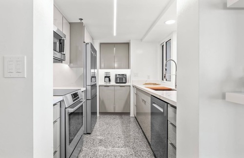 McCully - Moiliili Condominio | Luxurious 2-Bdrm, 2.5-Bath Condo with Parking & Fitness Center in Prime Waikiki!
