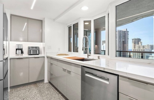 McCully - Moiliili Condominio | Luxurious 2-Bdrm, 2.5-Bath Condo with Parking & Fitness Center in Prime Waikiki!