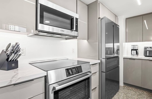 McCully - Moiliili Condominio | Luxurious 2-Bdrm, 2.5-Bath Condo with Parking & Fitness Center in Prime Waikiki!