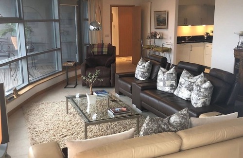 Dun Laoghaire Apartamento | Lujoso apartamento de 2 dormitorios y 1,400 pies cuadrados en Dunlaoire, estacionamiento gratuito