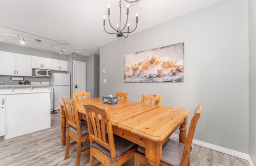 Canadian Rockies Casa | Luxurious 2 bed Mountain Retreat Renovated With Gorgeous Decor