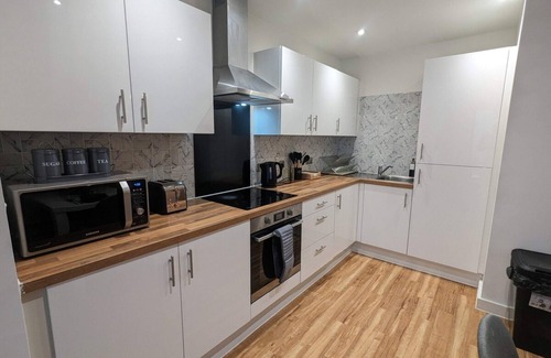 Trafford Apartamento | Luxurious 2-bed Haven With Balcony & Free Parking