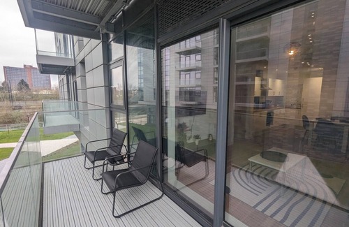 Trafford Apartamento | Luxurious 2-bed Haven With Balcony & Free Parking