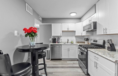 St. Charles Historic District Apartamento | Luxurious 2-Bedroom Abode with Elevated Comforts Near Main Street